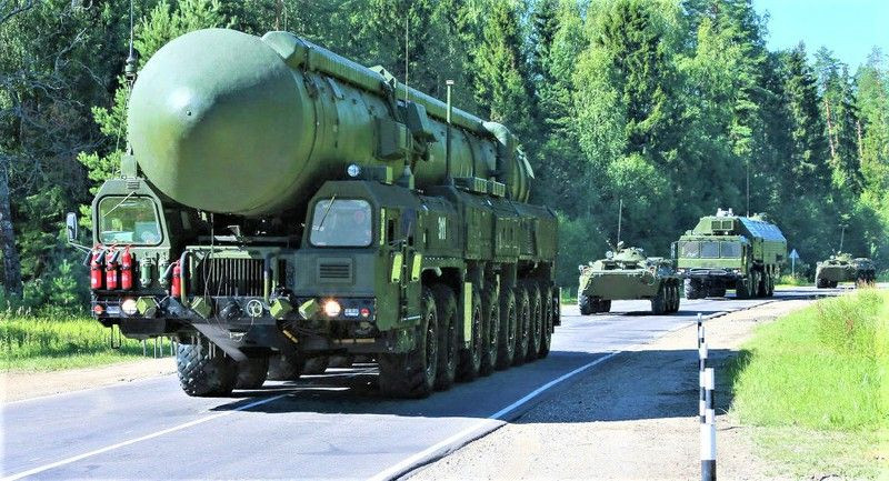 Cuối cùng là tên lửa đạn đạo, về chỉ số này thì Nga vẫn là số một, với kho tên lửa đạn đạo đồ sộ hàng đầu thế giới. Tên lửa của Nga đã nổi tiếng thế giới từ thời Liên Xô và tiếp tục được hiện đại hóa với nhiều loại tên lửa nổi tiếng như Avangard, Sarmat, SS-18 Satan, SS-29 Yars, 9K720 Iskander,... đủ sức răn đe hạt nhân với bất kỳ đối thủ nào. Nguồn ảnh: Pinterest.