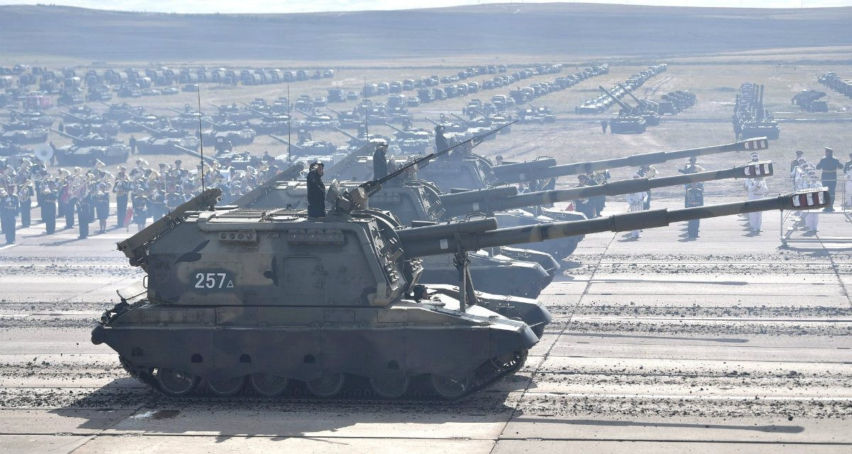 Pháo binh Nga cũng thể hiện sự vượt trội so với Ukraine khi có đến hơn 15.500 khẩu pháo các loại trong biên chế. Trong khi đó Ukraine chỉ có hơn 1.500 khẩu pháo, chưa kể đến kinh nghiệm chiến đấu của pháo thủ Nga đã kinh qua các cuộc chiến vô cùng dày dạn.