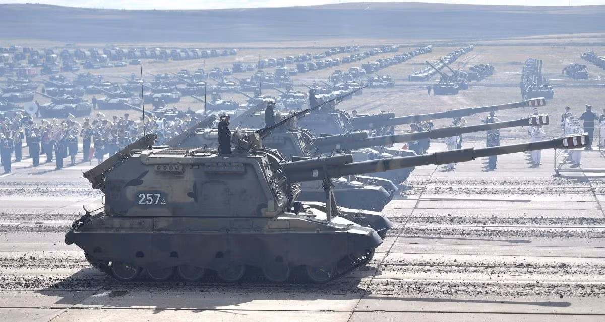 Pháo binh Nga cũng thể hiện sự vượt trội so với Ukraine khi có đến hơn 15.500 khẩu pháo các loại trong biên chế. Trong khi đó Ukraine chỉ có hơn 1.500 khẩu pháo, chưa kể đến kinh nghiệm chiến đấu của pháo thủ Nga đã kinh qua các cuộc chiến vô cùng dày dạn.