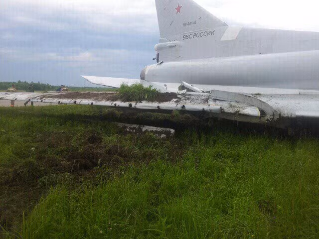 Một nguồn tin cho biết thêm, nguyên nhân ban đầu cõ lẽ do không đủ độ cao để triển khai những chiếc ghế phóng thoát hiểm, ba thành viên phi hành đoàn đã bị thương nặng và không thể cứu vãn được tính mạng khi va chạm xảy ra.