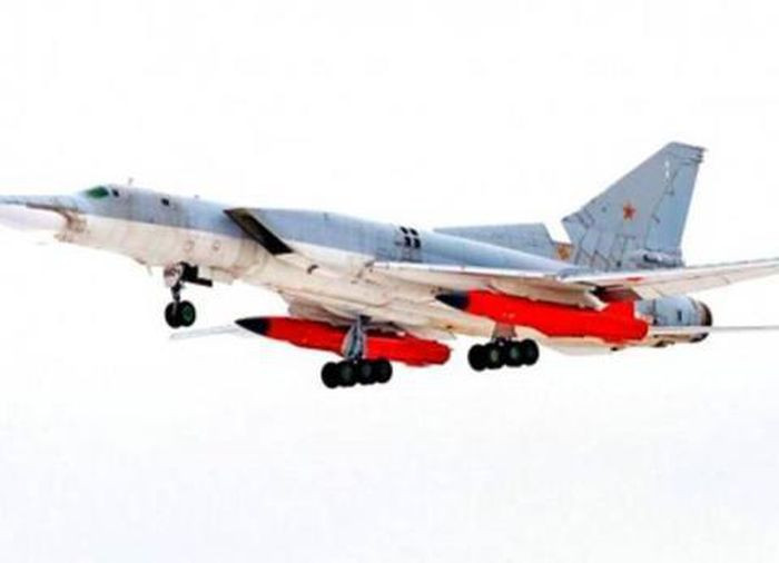 Máy bay Tupolev Tu-22M3 có thể trang bị tên lửa Kh-32, tên lửa chống ra đa Kh-15 hoặc Kh-15P và bom thả FAB-250 hoặc FAB-1500 tự do. Các phần cánh, thân máy bay và khoang vũ khí bên trong được cung cấp khả năng chở 24.000 kg hàng hóa. 