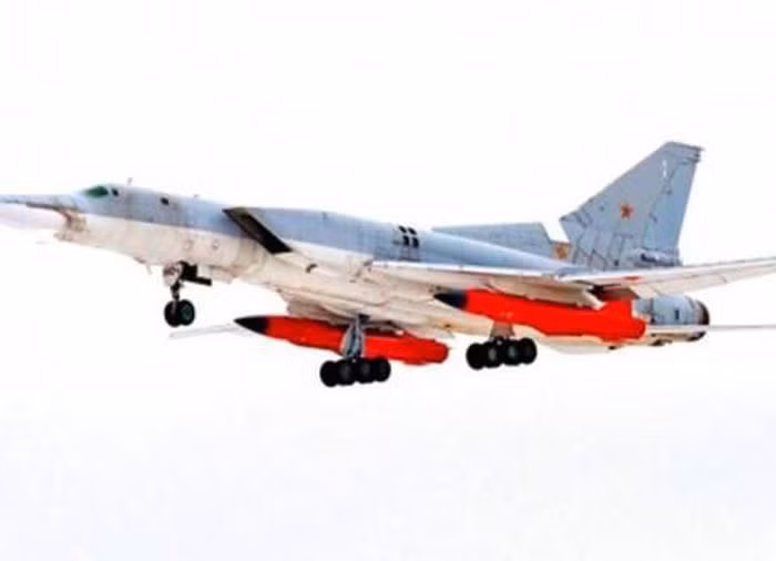 Máy bay Tupolev Tu-22M3 có thể trang bị tên lửa Kh-32, tên lửa chống ra đa Kh-15 hoặc Kh-15P và bom thả FAB-250 hoặc FAB-1500 tự do. Các phần cánh, thân máy bay và khoang vũ khí bên trong được cung cấp khả năng chở 24.000 kg hàng hóa. 