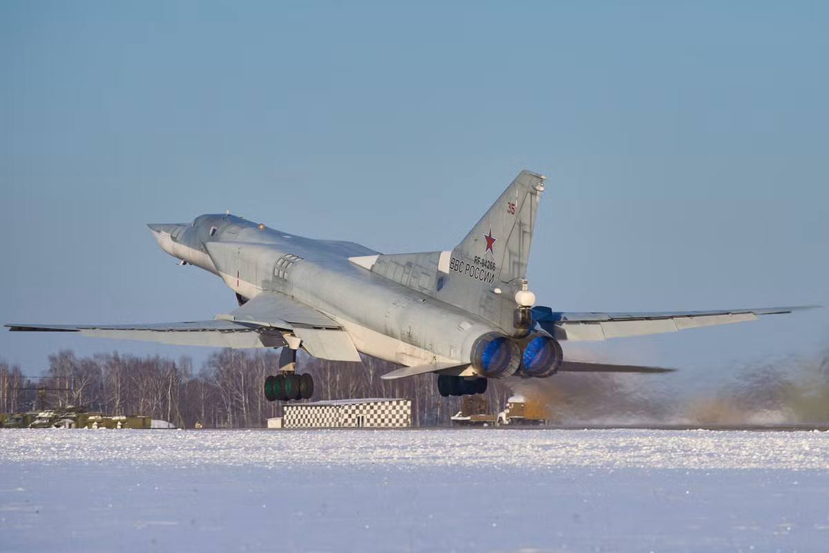 Tu-22M3 được trang bị hai động cơ phản lực cánh quạt Kuznetsov NK-25 gắn trên thân với cửa hút gió lớn và ống xả kép. Mỗi động cơ tạo ra lực đẩy tối đa 25.000 kg và giúp tiết kiệm nhiên liệu tốt hơn. 