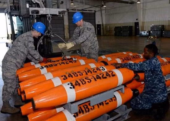 Thủy lôi là vũ khí phòng ngự quan trọng, có thể ngăn chặn các tàu chiến lớn đổ bộ; sau khi chiến tranh Lạnh kết thúc, một thời gian tương đối dài, Lầu Năm Góc ít quan tâm nâng cấp loại vũ khí “cổ điển” này; nhưng trước sự phát triển của Hải quân Trung Quốc, Quân đội Mỹ lại tiếp tục chú ý đến loại vũ khí này.