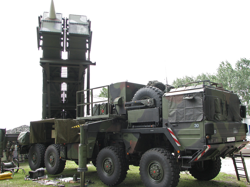 Hệ thống tên lửa phòng không Patriot MIM-104 là vũ khí phòng không chủ lực của quân đội Mỹ, một số nước NATO và đồng minh của Mỹ. Patriot được đưa vào biên chế năm 1982 và đã trải qua nhiều lần nâng cấp. Patriot tương tự như các hệ thống S-300 và S-400 của Liên Xô/Nga, nhiệm vụ chính của nó là đánh chặn các mục tiêu trên không, bao gồm cả máy bay và tên lửa của đối phương.