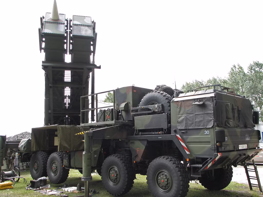 Hệ thống tên lửa phòng không Patriot MIM-104 là vũ khí phòng không chủ lực của quân đội Mỹ, một số nước NATO và đồng minh của Mỹ. Patriot được đưa vào biên chế năm 1982 và đã trải qua nhiều lần nâng cấp. Patriot tương tự như các hệ thống S-300 và S-400 của Liên Xô/Nga, nhiệm vụ chính của nó là đánh chặn các mục tiêu trên không, bao gồm cả máy bay và tên lửa của đối phương.
