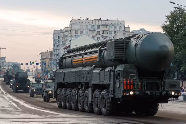 Tổng thống Ukraine đã yêu cầu Mỹ, cung cấp thêm viện trợ quân sự và vũ khí. Nhưng phương Mỹ và phương Tây không vội đáp ứng yêu cầu cho Ukraine, ngay cả khi có nguy cơ xảy ra chiến tranh với Nga. Bởi vì, Mỹ không muốn đối đầu trực tiếp với Nga, ngay tại "sân nhà" của quốc gia, có số lượng vũ khí hạt nhân không kém gì Mỹ và tuyên bố sẵn sàng sử dụng loại "hàng nóng" này, nếu lợi ích quốc gia của Nga bị đe dọa. Nguồn ảnh: Flickr.