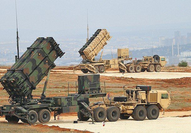 Nhưng vấn đề trên lại không hoàn toàn phù hợp với Ukraine, khi Kiev không phải là thành viên của NATO, nên nước này không có căn cứ của Mỹ, và Mỹ cũng không có bất kỳ cơ sở hạ tầng quan trọng nào khác trên lãnh thổ Ukraine.