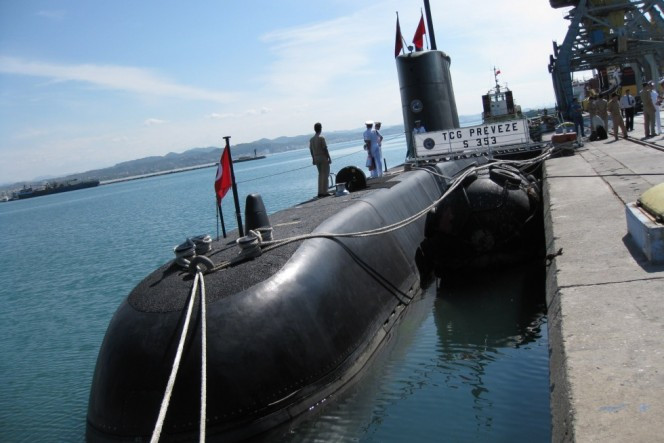 Type 209 được phát triển từ dòng Type 206 trước đó, với nhiều trang bị hiện đại hơn, nhưng chỉ được coi là mẫu tàu ngầm giành cho các nước thứ ba. Đây cũng là mẫu tàu ngầm được đánh giá là có kích thước nhỏ, khả năng hoạt động hạn chế; tuy nhiên nó dễ sử dụng, phù hợp với các nước có trình độ thấp và ngân sách quốc phòng eo hẹp.