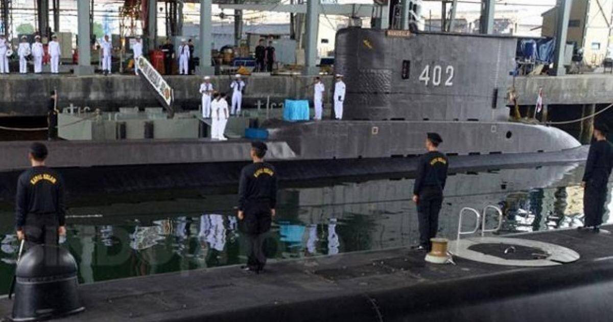 Hai tàu ngầm lớp Cakra của Indonesia trải qua đợt đại tu lớn ở Đức trong giai đoạn 1986-1989, nhưng chi phí bảo dưỡng quá cao khiến Jarkata từ bỏ ý định mua thêm hai tàu Type 209. Các đợt đại tu sau đó được tiến hành ở Indonesia vào cuối thập niên 1990.