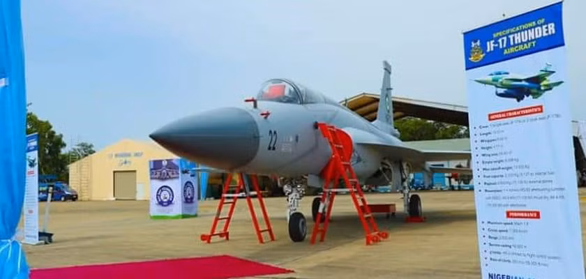 JF-17 là loại máy bay chiến đấu giá rẻ, đa năng hạng nhẹ, một động cơ do Trung Quốc và Pakistan hợp tác phát triển, có thể thực hiện nhiều nhiệm vụ khác nhau. Theo giới thiệu của Trung Quốc và Pakistan, JF-17 được trang bị nhiều vũ khí hiện đại, khả năng cơ động tốt và chứng tỏ được giá trị trong chiến đấu.