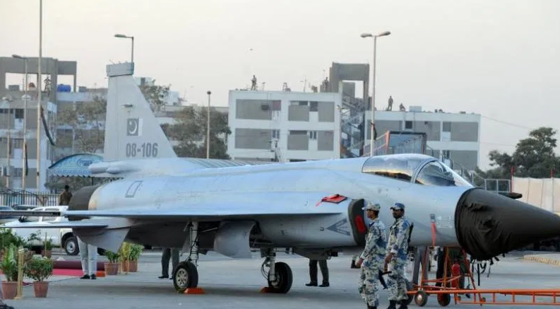 Còn máy bay JF-17 thực chất cũng là phiên bản cải tiến của MiG-21, do liên doanh Trung Quốc và Pakistan đồng phát triển. Tiếng là quốc gia sản xuất máy bay, nhưng vật liệu và linh kiện của JF-17 đều do Trung Quốc cung cấp để lắp ráp tại Pakistan. Thành phần có yếu tố nước ngoài là động cơ RD-93 của Nga và ghế phóng của Anh.