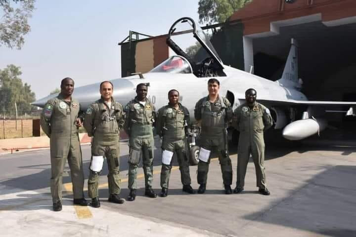 Tham mưu trưởng Không quân Nigeria Amao cho biết, tiêm kích chiến đấu JF-17 sẽ giúp cải thiện đáng kể khả năng tấn công của Không quân Nigeria và đóng vai trò là máy bay chiến đấu đa năng tuyến đầu của Nigeria. Đặc biệt là trong cuộc chiến chống khủng bố, lực lượng nổi dậy và các mối đe dọa khác, mà nước này đang tiến hành.