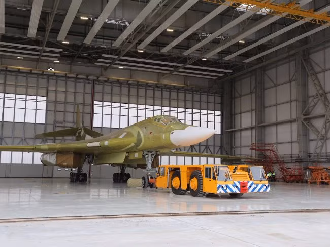 Với việc nâng cấp về radar và vũ khí, cùng với việc khởi động lại sản xuất loại máy bay vào năm 2019 với tên gọi Tu-160M, đây sẽ là loại máy bay ném bom chiến lược của Nga trong nhiều năm tới.