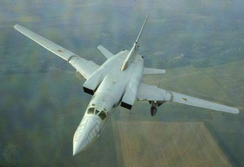 Máy bay ném bom Tu-22M mang một lượng bom đáng nể, và có thể bay với tốc độ tối đa Mach 1,88. Điều thú vị là nó có một khẩu pháo 23mm hai nòng ở đuôi, được điều khiển từ xa để phòng vệ tầm gần.