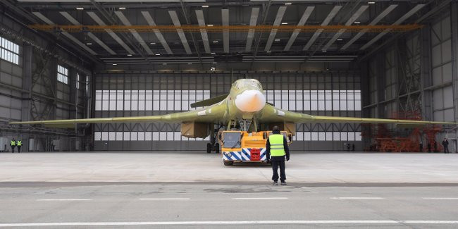 Máy bay ném bom Tu-160 thực sự là một con “quái vật”, với nhiều kỷ lục không thể xô đổ. Đây cũng là mẫu máy bay ném bom chiến lược cuối cùng do Liên Xô thiết kế. Tốc độ của nó còn nhanh hơn cả chiến đấu cơ thế hệ 5 F-35 của Mỹ hiện nay, với tốc độ lên tới Mach 2,05.