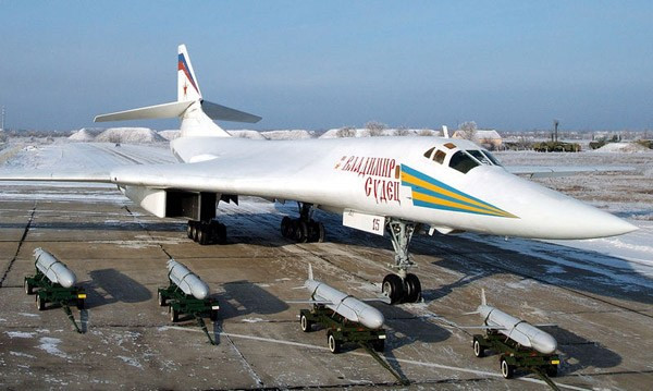 Khoang chứa vũ khí của máy bay Tu-160 có thể chứa tới 40 tấn vũ khí các loại, từ bom thông thường, tên lửa hành trình và vũ khí hạt nhân. Khi được trang bị tên lửa hành trình Kh-101 (X-101) với tầm bắn lên tới 4.500 km, Tu-160 có thể đe dọa toàn bộ lãnh thổ Mỹ.