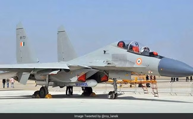 Tuy nhiên loại tên lửa BrahMos 2 (nếu có), tích hợp được lên Su-57, sẽ nhỏ hơn, và có nghĩa tầm bắn cũng ngắn hơn, do khoang vũ khí của Su-57 tương đối nhỏ, không thể đưa loại tên lửa BrahMos như hiện nay vào trong khoang. Còn nếu treo tên lửa bên ngoài, thì Su-57 cũng sẽ không thể tàng hình.