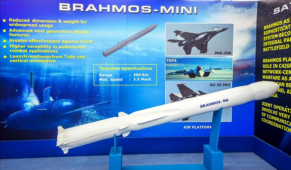 Không quân Ấn Độ có kế hoạch chuyển đổi 40 Su-30MKI để có thể phóng BrahMos-A và trang bị 200 quả tên lửa cho phi đội này. Một phiên bản nhỏ hơn, với trọng lượng 1,5 tấn đang được phát triển cho chiến đấu cơ MiG-29K hoặc HAL Tejas. Nguồn ảnh: BMDP.