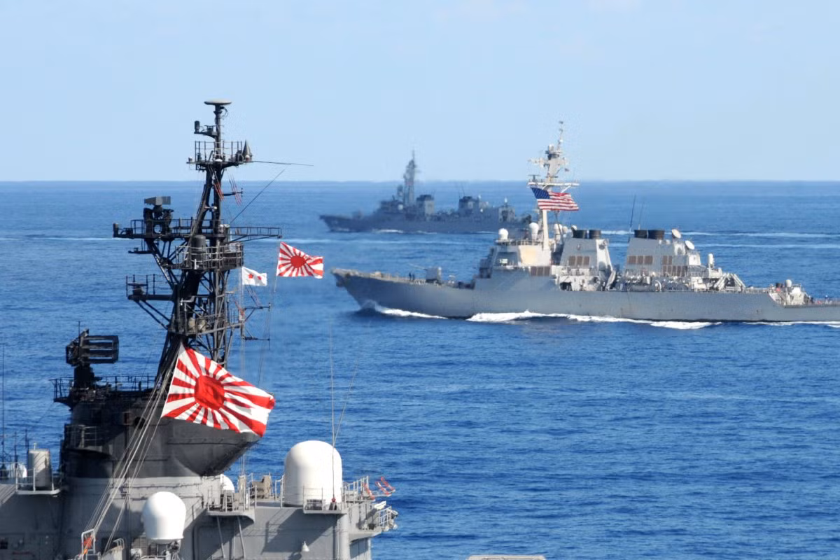  Lực lượng Phòng vệ Biển Nhật Bản (JMSDF) ngày càng giống với Hải quân Đế quốc Nhật Bản trước đây, nhưng với quy mô nhỏ hơn. Hiện họ sở hữu lực lượng gồm 154 tàu các loại và 346 máy bay. Ảnh: Tàu chiến của JMSDF tuần tra chung với tàu chiến Mỹ – Nguồn: Kyoto