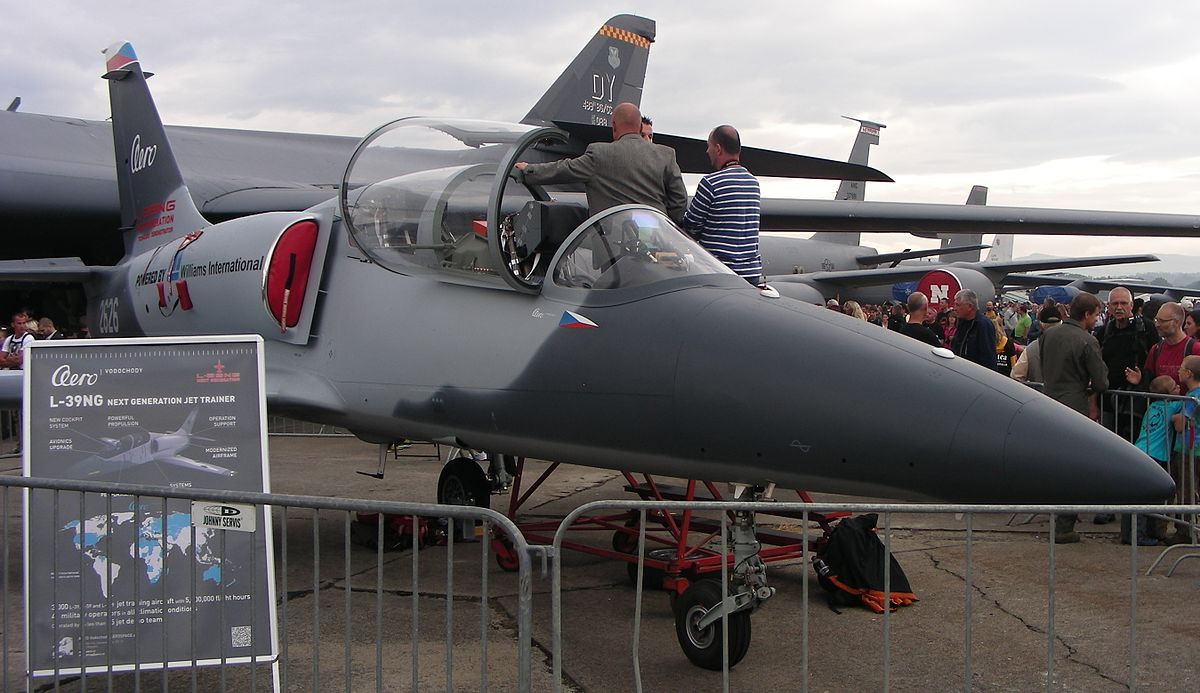 Cuối tháng 1/2020, theo báo tài chính Vedomosti, có tin Việt Nam ký hợp đồng mua ít nhất 12 chiếc máy bay huấn luyện phi công chiến đấu Yak-130 của Nga. Nhưng việc Việt Nam mua L-39NG không có gì là bất ngờ, khi chúng ta đang có kinh nghiệm khai thác L-39 từ lâu. 