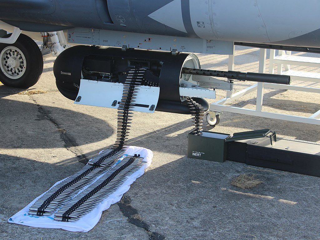 Với tính năng chính là loại máy bay huấn luyện phi công máy bay chiến đấu phản lực, nhưng khi cần thiết, L-39NG có thể biến thành loại máy bay chiến đấu hạng nhẹ, khi nó được trang bị 5 mấu cứng (L-39 chỉ có 2), có thể treo các loại vũ khí như tên lửa, bom hoặc rốc-két.