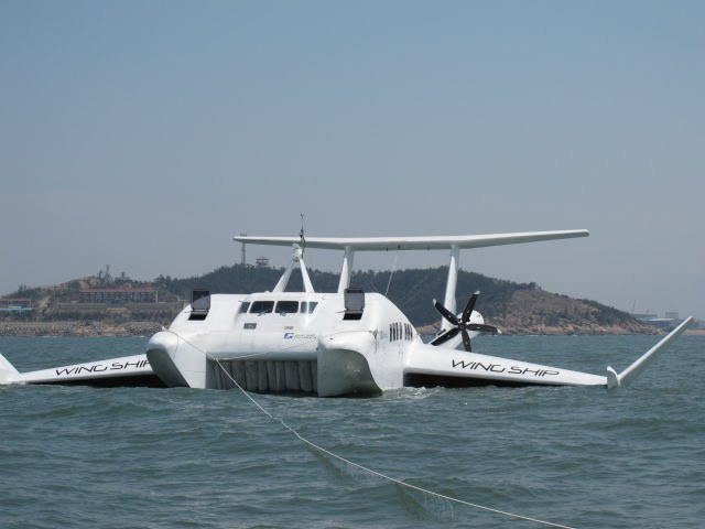 DARPA cũng muốn chiếc tàu có thể bay đủ cao để tránh chướng ngại vật dưới nước. Quan trọng là, một thiết kế WIG tốt cũng phải cho phép tàu bay trong vùng nước và thời tiết khắc nghiệt. Cuối cùng, cơ quan này muốn chiếc tàu có thể chở ít nhất 100 tấn hàng.