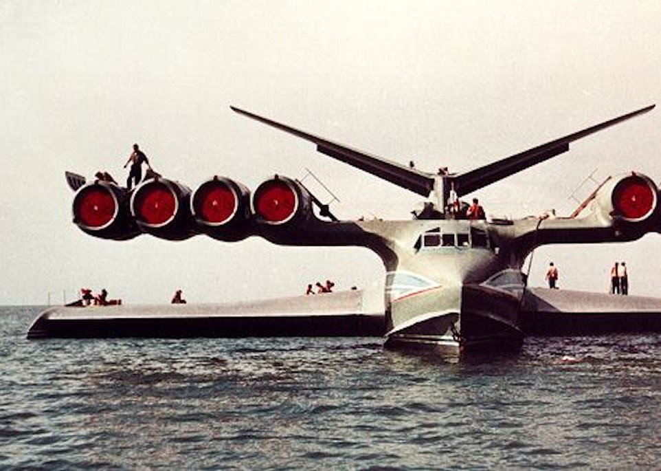 Liên Xô đã thử nghiệm rộng rãi và chế tạo nhiều phiên bản WIG trong Chiến tranh Lạnh. Một trong những ví dụ nổi tiếng nhất là Ekranoplan lớp Lun. Phương tiện này dài 73,8m, cao 19,2 mvà có sải cánh dài 44m, khiến nó có biệt danh là "Quái vật biển Caspian".