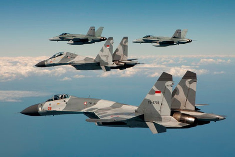 Indonesia cũng được coi là khách hàng tiềm năng với một thỏa thuận đã được ký vào đầu năm 2018 cho một lô với 11 chiếc Su-35. Tuy nhiên, Mỹ đã đe dọa các biện pháp trừng phạt đối với Jakarta và làm trì hoãn việc thực hiện thỏa thuận này.