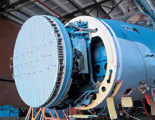 Zaslon ban đầu được quân đội Liên Xô sử dụng lần đầu vào năm 1981, là radar mảng pha đầu tiên trên thế giới được chế tạo để không chiến và cho đến mãi 21 năm sau Nhật Bản mới thiết kế một loại radar tương tự trên máy bay F-16 của mình.
