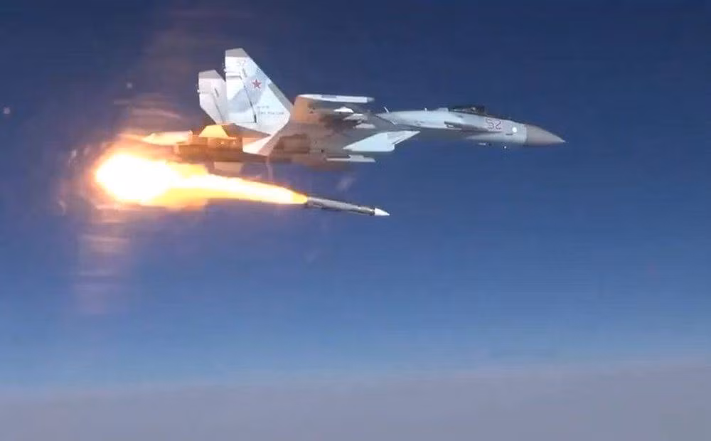 Đi kèm với thỏa thuận mua máy bay MiG-31 thì khả năng cao Syria cũng sẽ được cung cấp tên lửa không đối không R-37, mang đầu đạn rất lớn lên tới 60kg và có tầm bắn ấn tượng lên đến 400km.