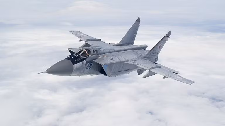 Tiêm kích MiG-31 có nhiều tính năng đáng chú ý, bao gồm tốc độ, sức bền, độ cao hoạt động, trọng tải tên lửa và phạm vi tác chiến trên không trước các loại máy bay của các đối thủ phương Tây vào thời điểm đó.