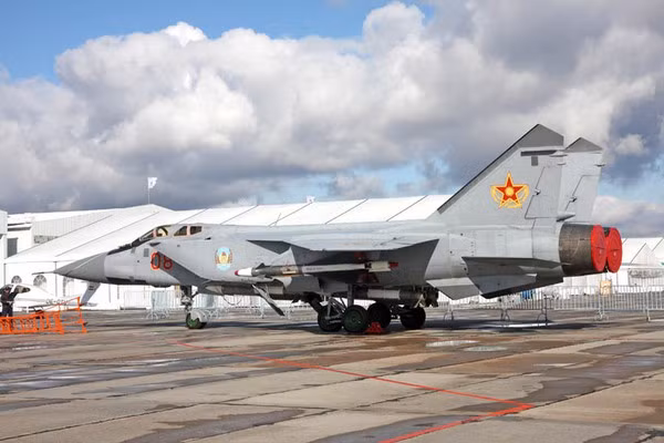 Tuy nhiên thỏa thuận đã bị hủy bỏ do áp lực của Israel đối với Nga và cũng không có nỗ lực nào từ phía Syria được thực hiện để mua MiG-31 của Kazakhstan, quốc gia hiện có vài chục máy bay MiG-31 trong kho dự trữ.