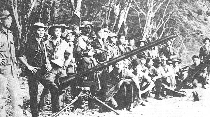 Cuối cùng là súng không giật M20 75mm của Mỹ, cỡ nòng 75mm, chiều dài 2083mm; trọng lượng nặng 51,5kg; tầm bắn 6000m. M20 75mm được quân đội Mỹ trang bị cho một số đơn vị Pháp trên chiến trường Đông Dương. Năm 1950 Việt Nam được Trung Quốc viện trợ M20 75mm và chỉ giới hạn trang bị trong một số đơn vị như đại đoàn 308. Nguồn ảnh: TL.