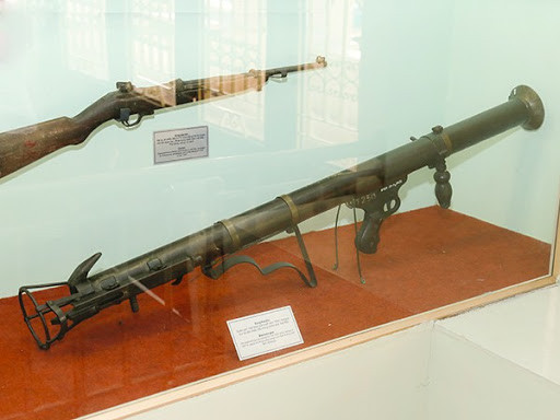 Năm 1945 lực lượng Việt Minh sở hữu những khẩu súng chống tăng M1 Bazooka đầu tiên, nhưng số lượng chủ yếu vẫn là thu được từ quân đội Pháp (do Mỹ trang bị) trong chiến đấu. Quân giới Việt Nam cũng dựa trên mẫu súng này để sản xuất hàng loạt Bazooka 60mm trong thời gian 1946-1950.
