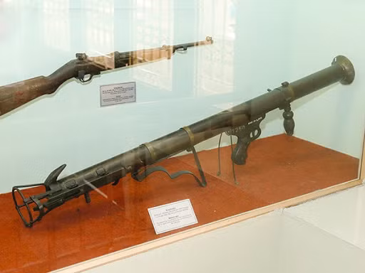 Năm 1945 lực lượng Việt Minh sở hữu những khẩu súng chống tăng M1 Bazooka đầu tiên, nhưng số lượng chủ yếu vẫn là thu được từ quân đội Pháp (do Mỹ trang bị) trong chiến đấu. Quân giới Việt Nam cũng dựa trên mẫu súng này để sản xuất hàng loạt Bazooka 60mm trong thời gian 1946-1950.