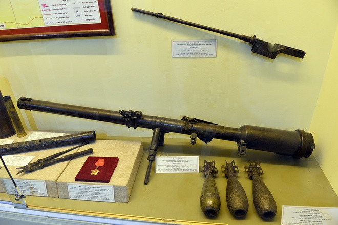 Tiếp theo phải kể tới súng không giật M18 57mm của Mỹ, súng có cỡ nòng 57mm, chiều dài khoảng 1500mm; trọng lượng nặng 20kg; ầm bắn 4000m. M18 57mm được quân đội Mỹ sử dụng trong giai đoạn cuối CTTG 2 và trong chiến tranh Triều Tiên.