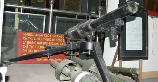 Súng không giật SKZ của Việt Nam, cỡ nòng 60 và 120mm, chiều dài 1280-1300mm; trọng lượng nặng 26kg. SKZ 60mm được Cục quân giới nghiên cứu phát triển và sản xuất, được sử dụng lần đầu trong trận Phố Lu (Lào Cai) ngày 8/2/1950. SKZ còn được nghiên cứu chế tạo với nhiều cỡ nòng khác như 51mm, 81mm, 120mm, 175mm nhưng phổ biến nhất là cỡ nòng 60mm và 120mm.