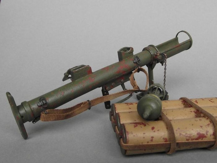 Đầu tiên là súng chống tăng PIAT của Anh, chiều dài 990m, trọng lượng nặng 14,4kg. Tầm bắn tối đa là 320m, tầm bắn hiệu quả 100m; sức xuyên thép 102mm ở góc 90 độ. Quân đội Pháp ở Đông Dương thời kỳ đầu cũng sử dụng súng PIAT do Anh trang bị. Và một số được quân đội Việt Nam thu giữ làm chiến lợi phẩm.