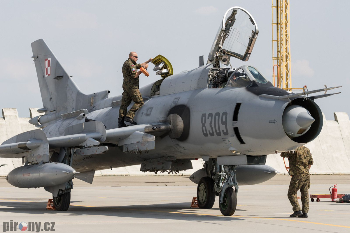 Kinh nghiệm của các nước láng giềng của Ukraine, hiện đã gia nhập NATO cũng cho thấy, việc chuyển đổi vũ khí sang một thế hệ công nghệ hoàn toàn mới, là khó khăn như thế nào. Ba Lan vẫn chưa thể thay thế máy bay cường kích Su-22 đã cũ và lạc hậu, bằng một thứ gì đó tiên tiến hơn.