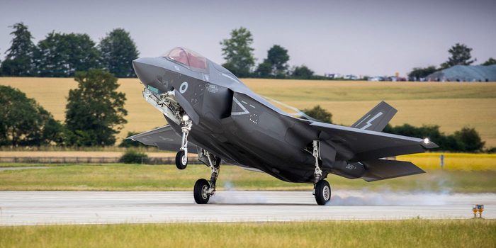 Những máy bay tàng hình với một quốc gia đang ngập sâu trong khủng hoảng kinh tế, chính trị là một điều không thực tế; nhưng có lẽ Nga cũng hoan nghênh việc Mỹ bán cho Ukraine máy bay F-35, vì có thể số máy bay F-35, sẽ làm phân tán nguồn lực quốc phòng của Ucraina. Một điều khuyên của các chuyên gia Nga đó là "Ukraine hãy lên trở về dưới mặt đất". Nguồn ảnh: Sina.