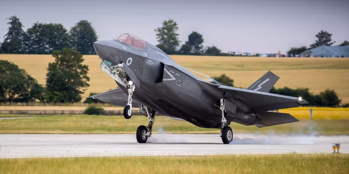 Trên thực tế, các lực lượng không quân rất lớn trong thời kỳ Chiến tranh Lạnh, có trong biên chế từ hàng trăm đến hàng nghìn máy bay chiến đấu thế hệ thứ ba và thứ tư, nhưng khi chuyển sang tiêm kích thế hệ 5, chỉ còn hơn chục chiếc.