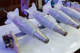 Theo thông tin từ Nga, mỗi chiếc UAV mang 10 quả bom, mỗi quả nặng 0.5 kg dưới cánh của nó. Một hệ thống phòng không Pantsir-S bảo vệ căn cứ đã bắn hạ bảy chiếc UAV, trong khi hệ thống tác chiến điện tử của Nga buộc sáu trong số các UAV hạ cánh, bằng cách làm nhiễu các liên kết điều khiển vô tuyến của chúng.