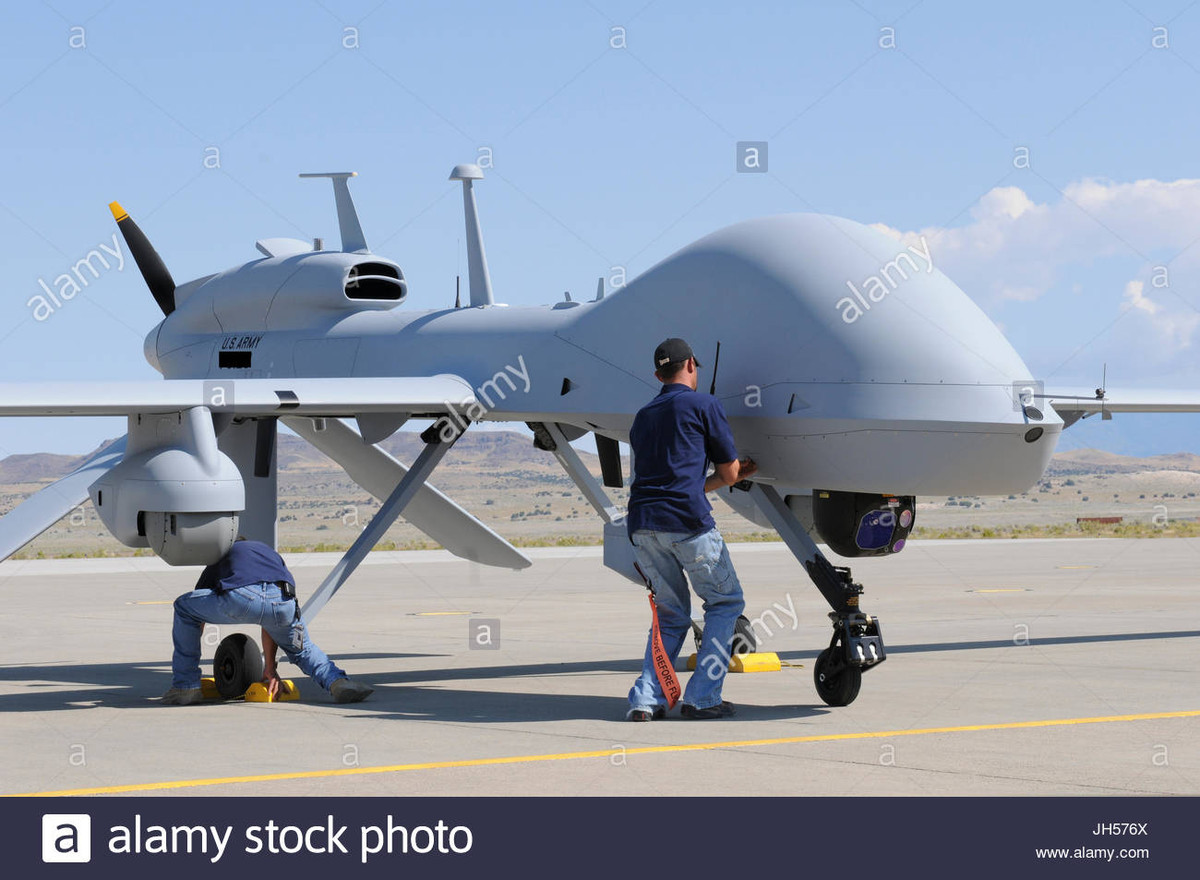 Máy bay không người lái chuyển tiếp càng ít thông tin, thì nó càng ít bị gây nhiễu. Tương tự như vậy, UAV có thể tự cất cánh, tự điều khiển và tự hạ cánh, thì nó càng phải cần một liên kết vô tuyến mạnh với đài điều khiển, cũng như một bộ xử lý mạnh.