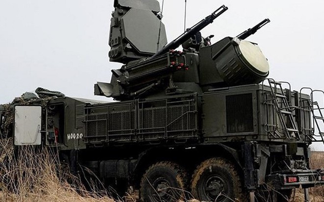 Mười trong tổng số nhiều UAV tham gia tấn công hôm đó, đã tấn công căn cứ không quân Khmeimim, nơi Nga tập trung phần lớn sức mạnh không quân của họ tại Syria. Trong khi đó, ba chiếc UAV khác, đã tấn công căn cứ hải quân của Nga tại cảng Tartus gần đó.