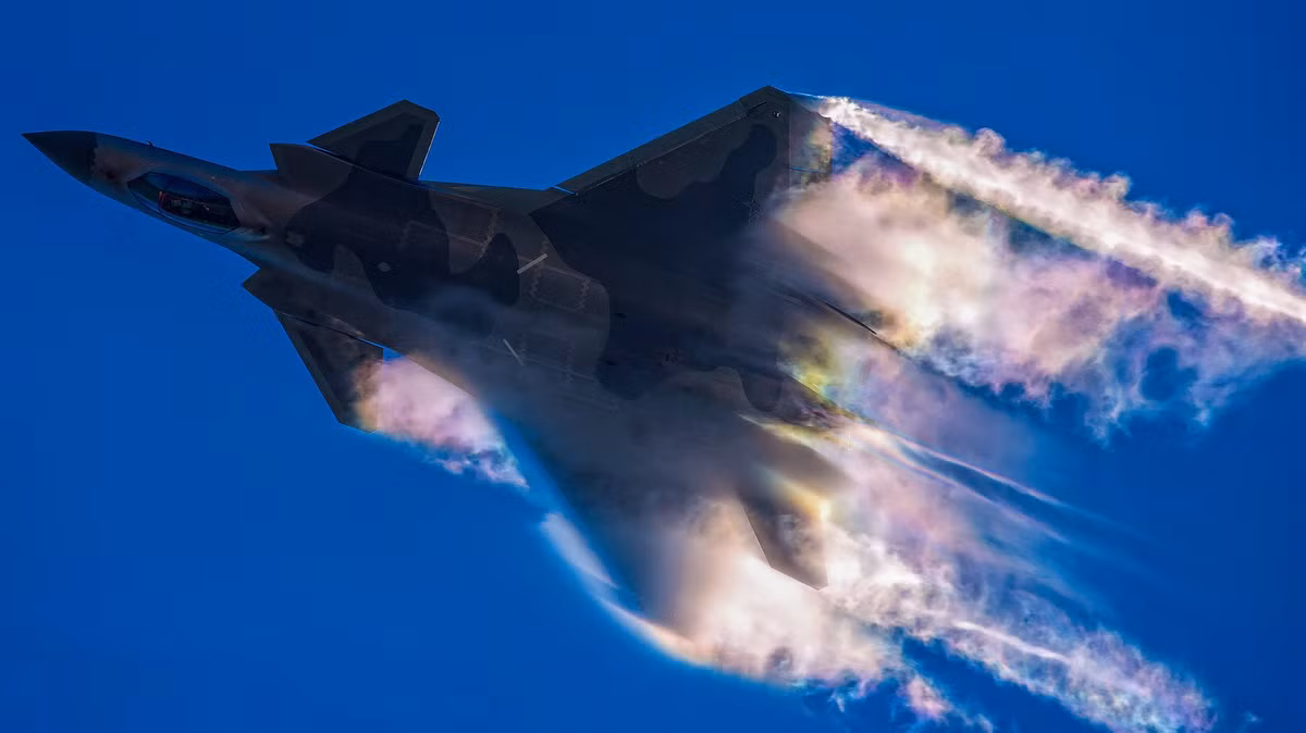 Cũng theo các chuyên gia, phi công lái máy bay chiến đấu tàng hình của Trung Quốc chưa có kinh nghiệm chiến đấu và chưa tham gia bất kỳ cuộc chiến nào. Có rất ít thông tin công khai về khả năng của J-20; nếu có, chỉ là một số thông tin một chiều, được báo chí Trung Quốc phóng đại.