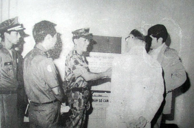 Trước tình hình Chiến tranh Việt Nam có khả năng leo thang, vào năm 1964, Bộ tư lệnh viện trợ quân sự Mỹ tại Việt Nam (MACV), bắt đầu lên kế hoạch cho chiến dịch Oplan 34A. Nhằm tiến hành các chiến dịch đặc biệt, bao gồm các hoạt động như tấn công, phá hoại và chiến tranh tâm lý.