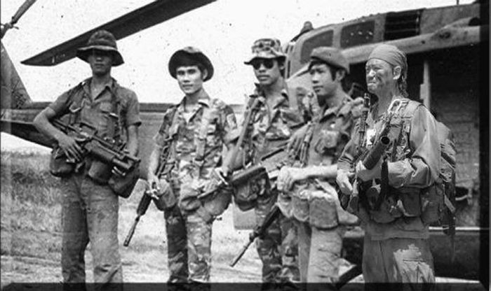 Các điệp viên biệt kích sau khi được đào tạo, Mỹ và ngụy sử dụng các máy bay đặc biệt đổ bộ, nhảy dù xuống gần các địa bàn cần thâm nhập, hoặc đổ bộ bằng máy bay trực thăng. Các hoạt động trên biển, biệt kích được đổ bộ bằng xuồng cao tốc, sau đó chuyển các điệp viên lên bờ bằng các loại thuyền hoặc các tàu dân sự ngụy trang khác.