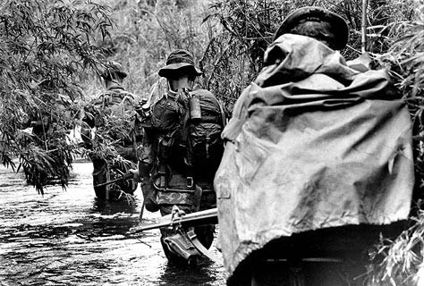 Khi Lầu Năm Góc tiếp quản nhiệm vụ này, đã có hơn 20 điệp viên được chia thành 5 đội hoạt động. Các nhóm điệp viên của CIA hoạt động tại các địa bàn chiến lược gần biên giới với Lào, gần sát cảng Hải Phòng và phía bắc của khu phi quân sự ngăn cách hai miền Nam-Bắc Việt Nam.