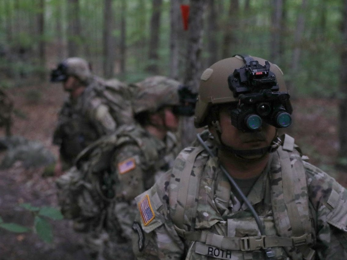 Lĩnh vực mà gián điệp công nghiệp quốc phòng Trung Quốc hết sức chú ý là công nghệ nhìn đêm; Mỹ đã đầu tư rất nhiều tiền và công sức để "xóa màn đêm" cho binh lính, dẫn đến những thành tựu lớn trong công nghệ nhìn đêm và mang lại cho Mỹ lợi thế to lớn, trong một số cuộc xung đột, kể từ những năm 1980. Ảnh: Kính nhìn đêm của Mỹ.